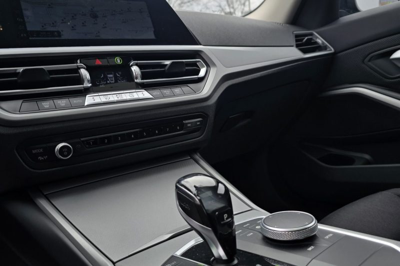 BMW 3-SERIES 320 D G20 XDRIVE 4X4 TIPTRONIK 190 KS / LED / ŠIBER / NAVI / KEYLESS GO / 2XPARKTRONIC slika 9