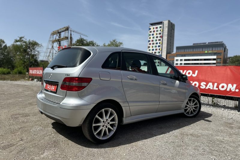 MERCEDES-BENZ B-CLASS 180 CDI 2.0 -REGISTROVAN- slika 23