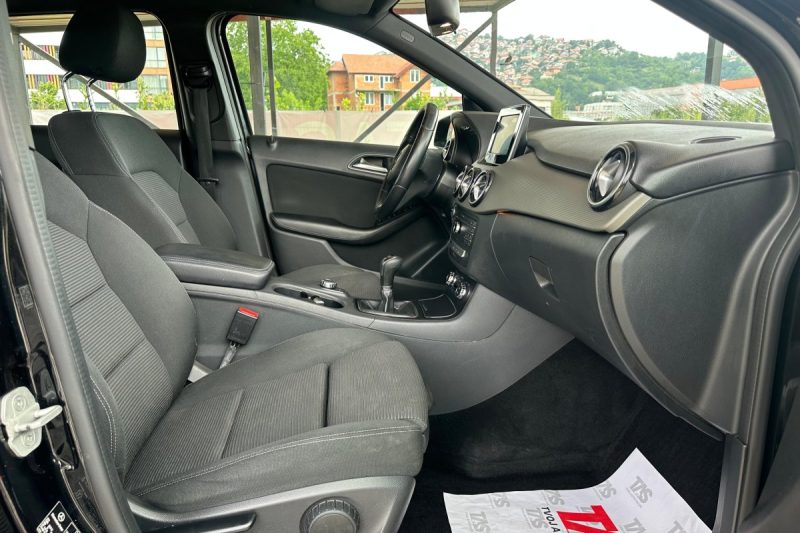 MERCEDES-BENZ B-CLASS 180D FULL LED -REGISTROAVN- slika 18