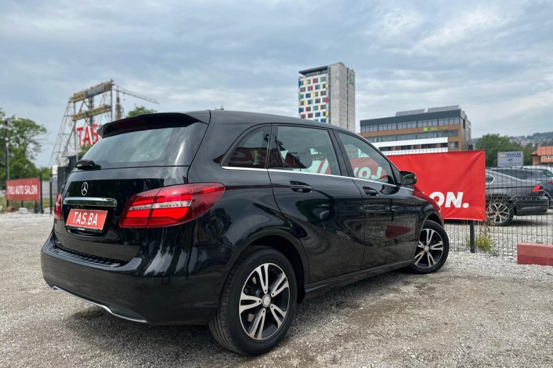 MERCEDES-BENZ B-CLASS 180D FULL LED -REGISTROAVN- slika 24