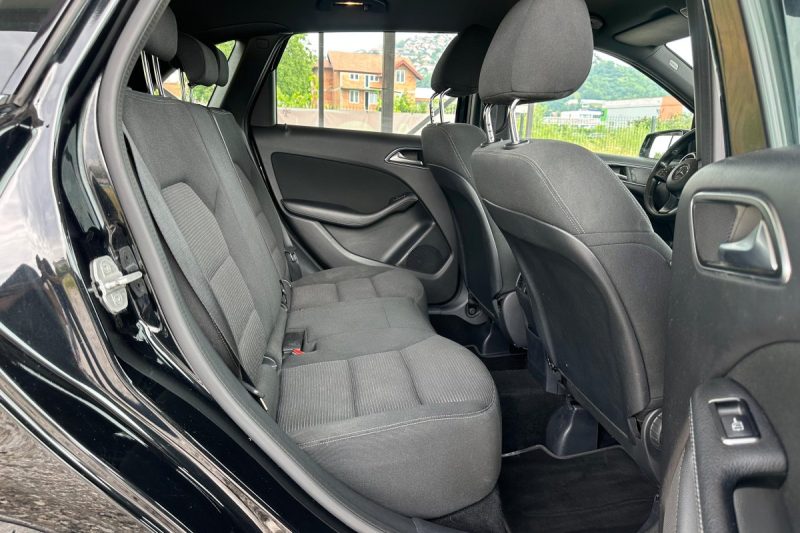 MERCEDES-BENZ B-CLASS 180D FULL LED -REGISTROAVN- slika 17