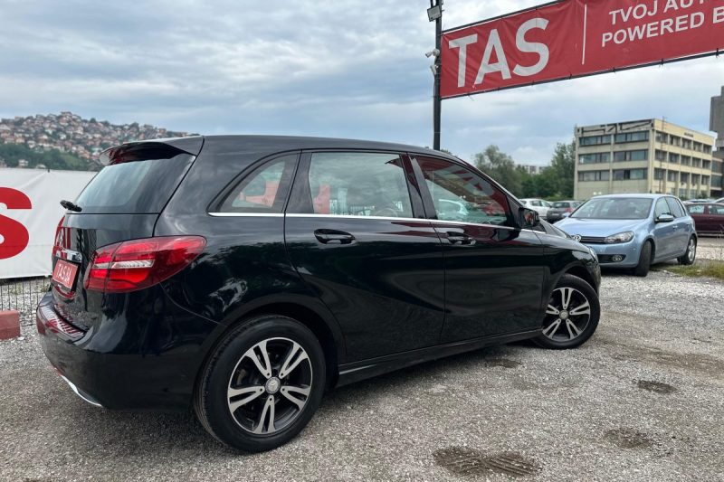 MERCEDES-BENZ B-CLASS 180D FULL LED -REGISTROAVN- slika 25