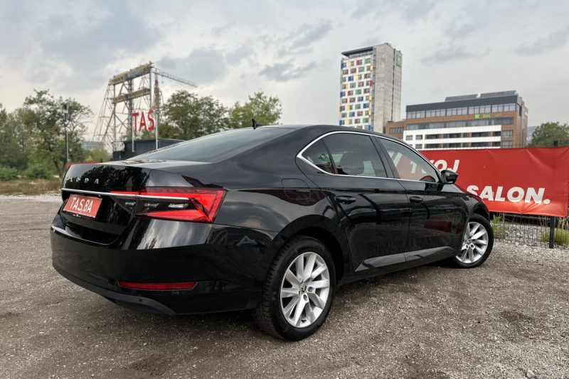 SKODA SUPERB STYLE 2.0 TDI DSG 4X4 200KS / VIRTUAL LED KAMERA slika 32